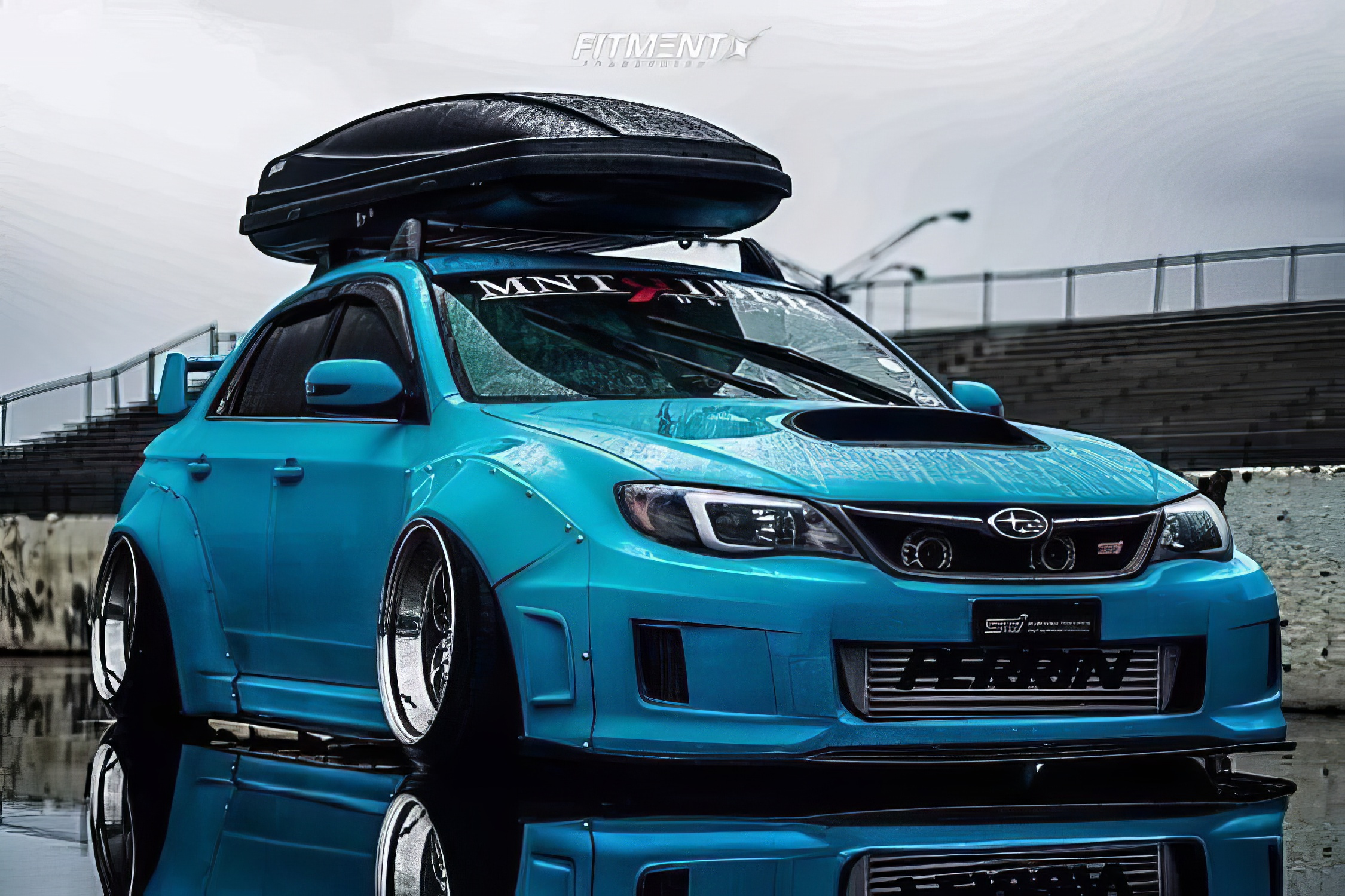 Premium roof box on vehicle